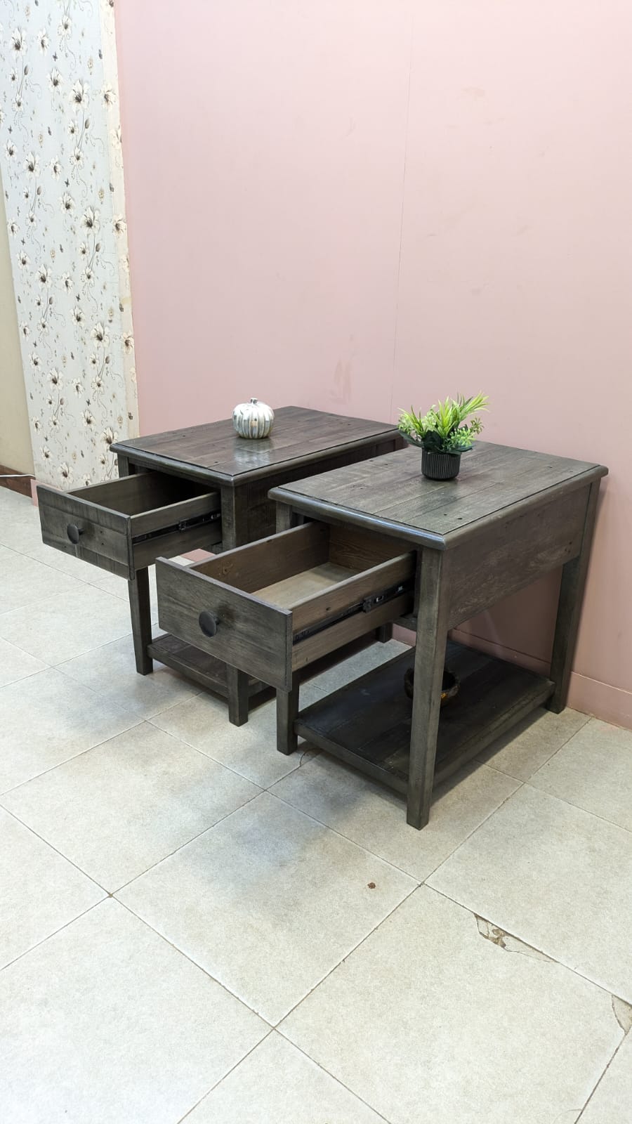 Imported American Ashley Furniture borlofeild Pair of Corner Table