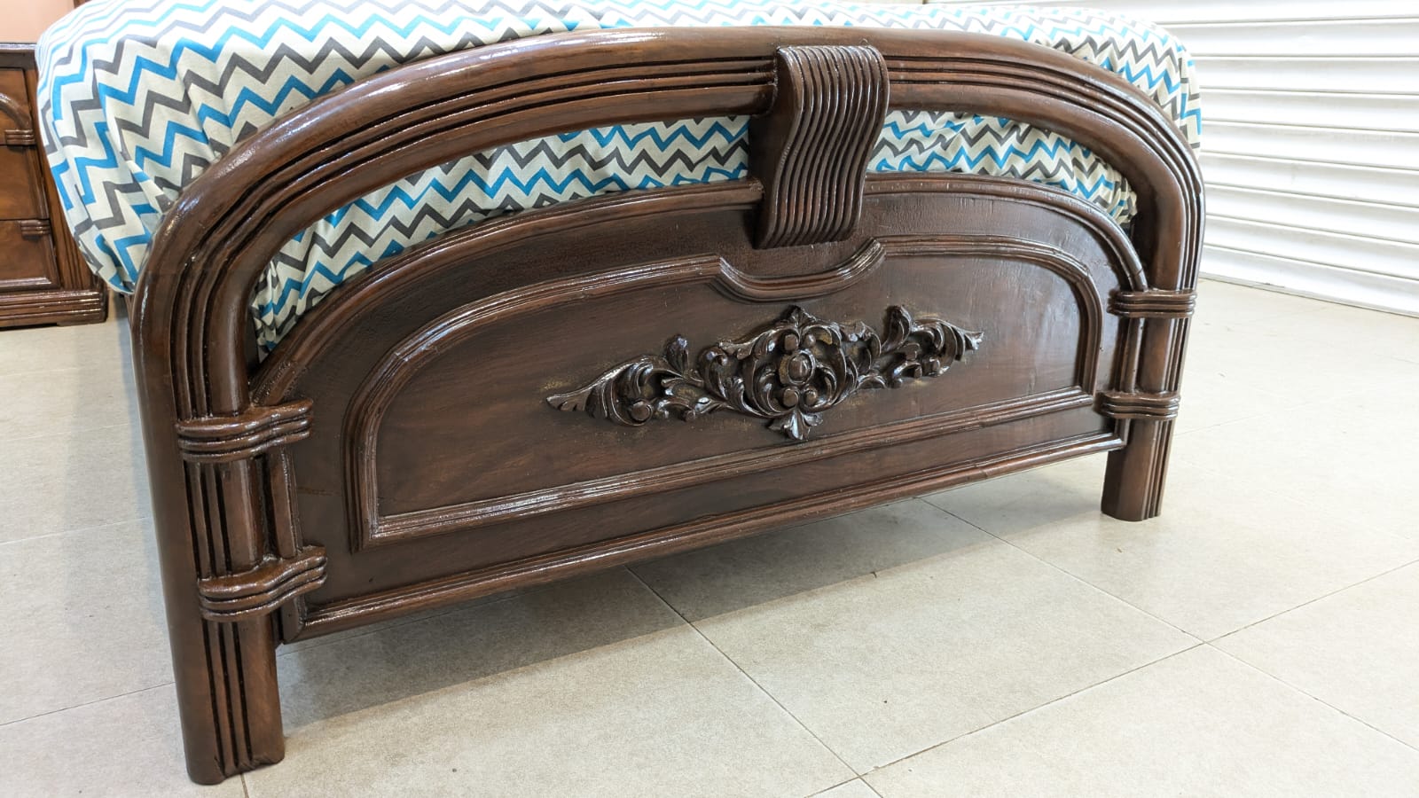 Single bed with 1 side table
