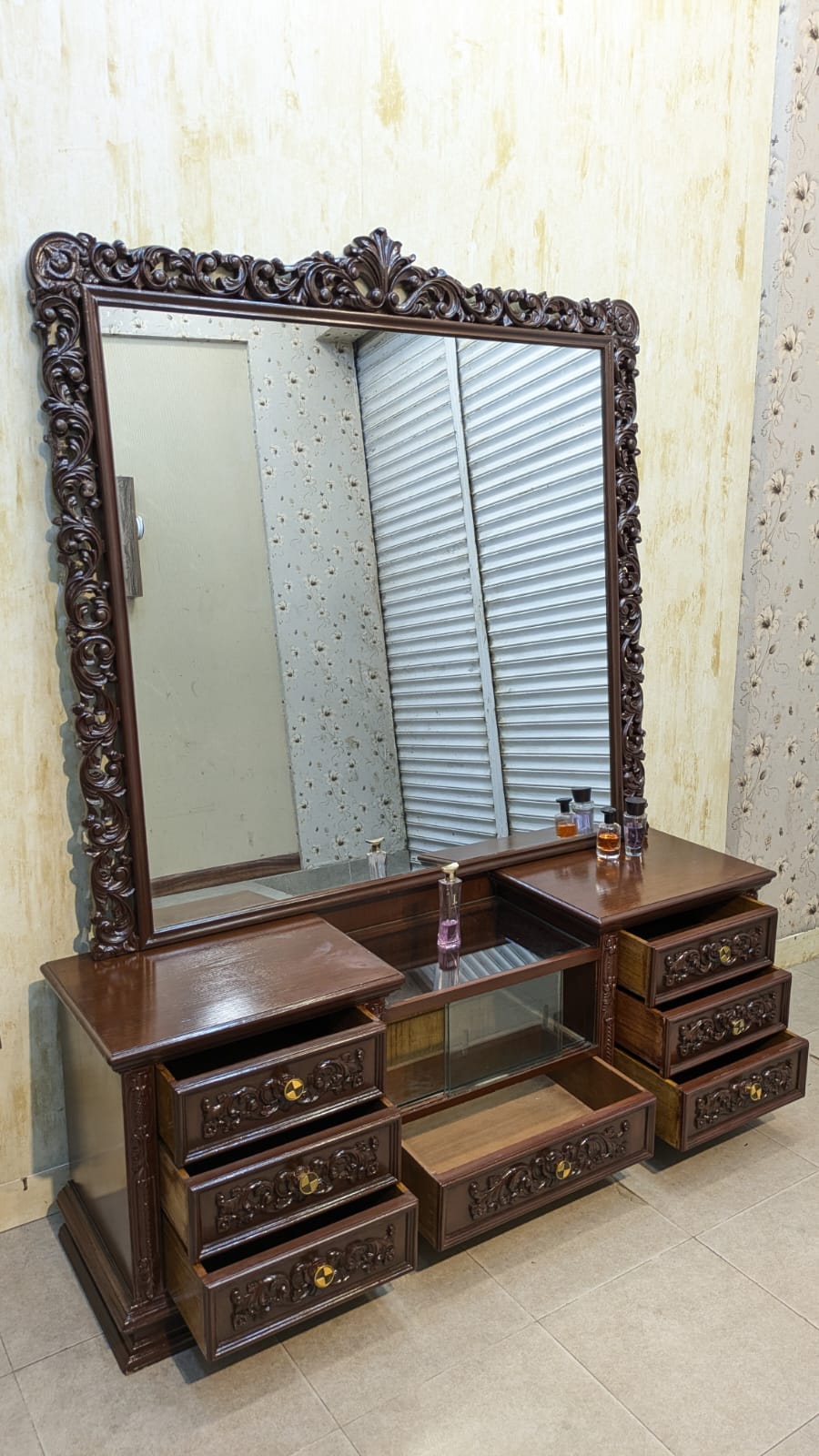 Elegant King Size Bed Set