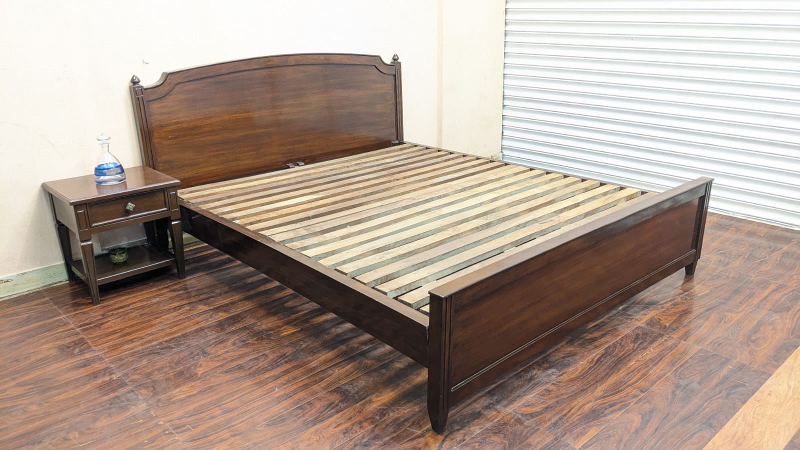 Queen Size Bed With 1 Side Table
