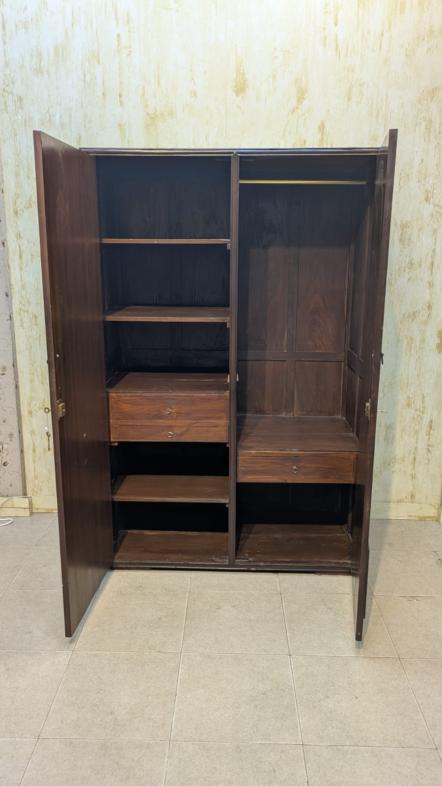 Sheesham Wood 2-Door Almirah