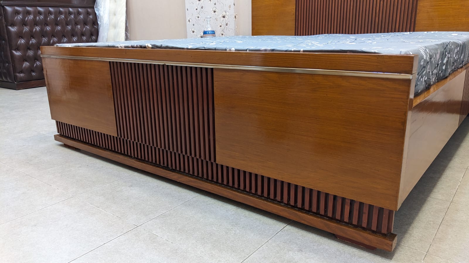 King Size Bed with 1 Side Table