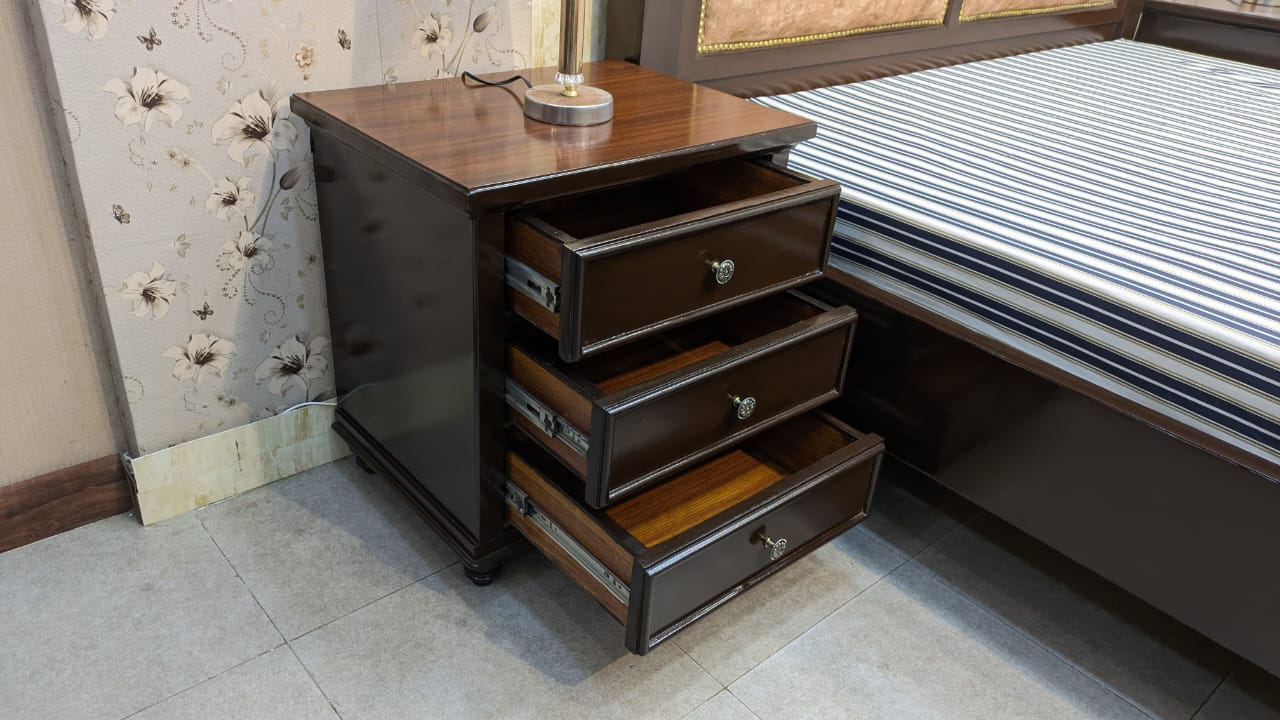 King Size Bed With 2 Side Tables