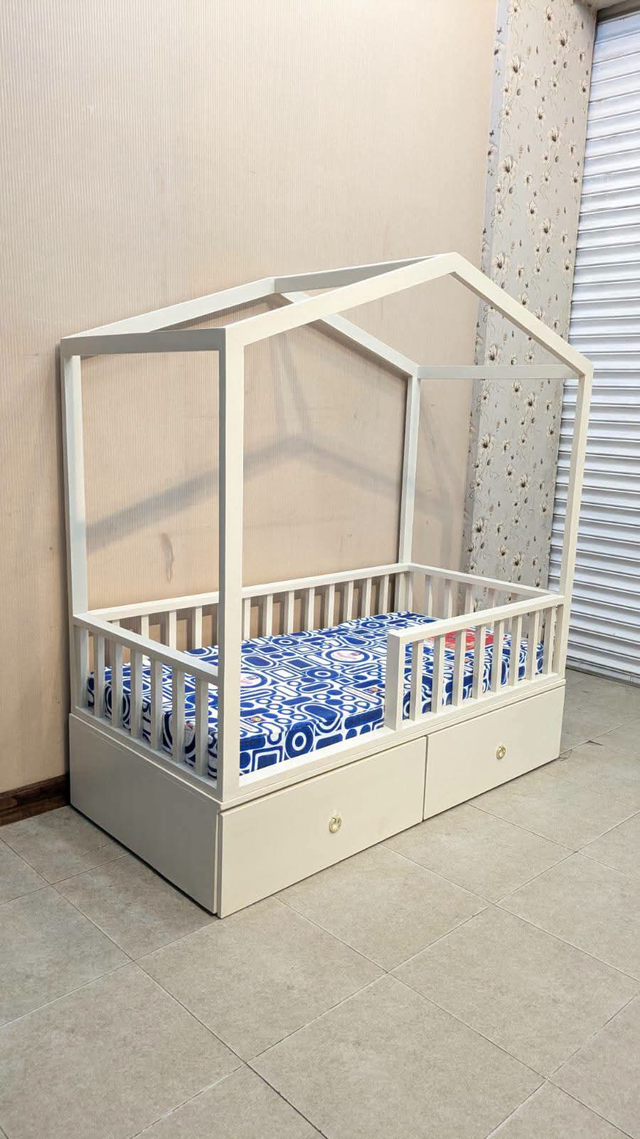 Kid's House Style Bed with Mattress