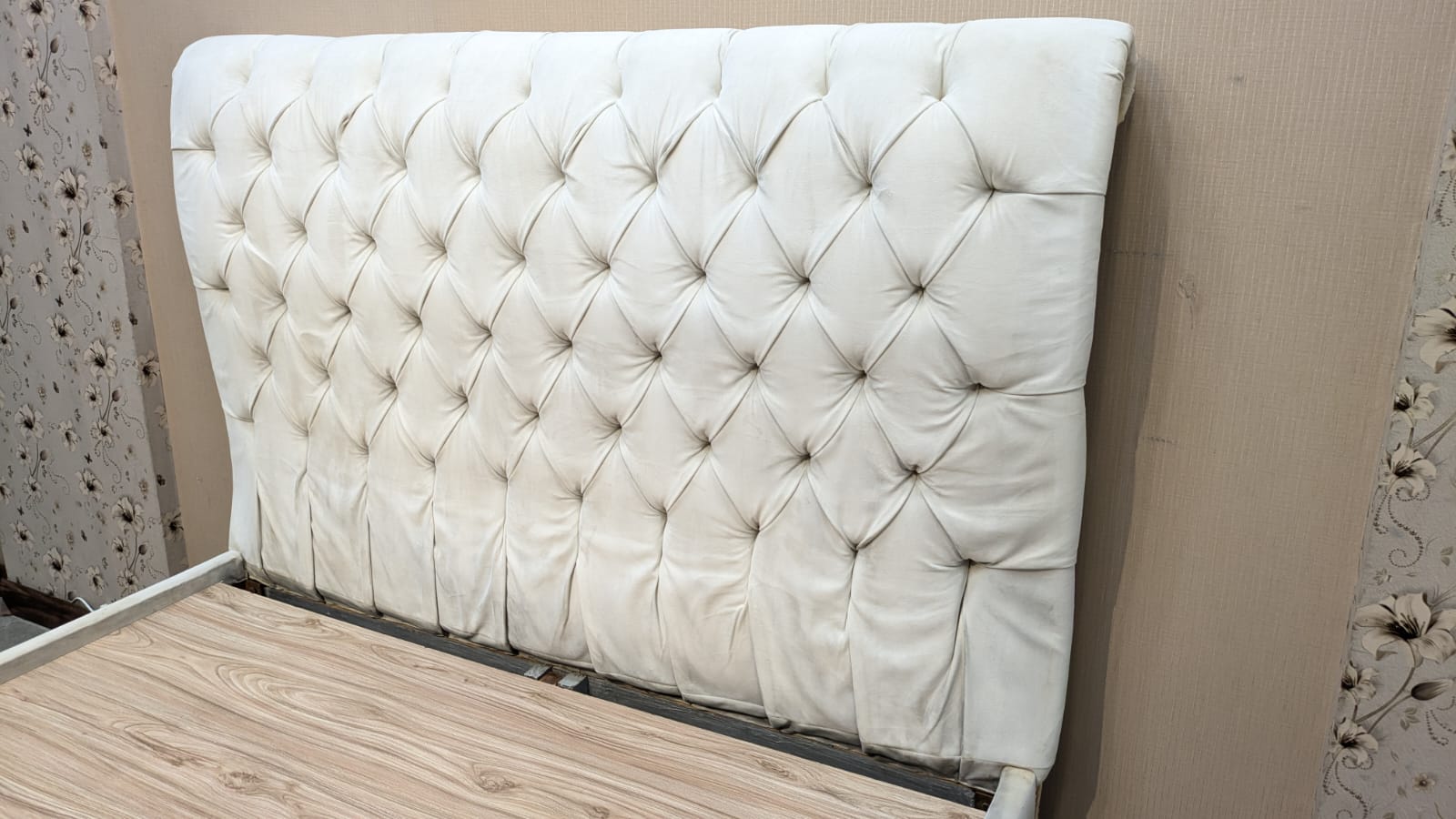 Modern Chesterfield Design Queen Size Bed