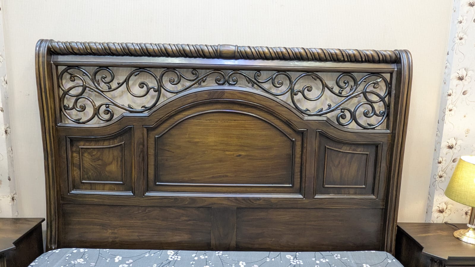 Solid Sheesham Wood King Size Bed With 2 Side Tables and Dressing Table