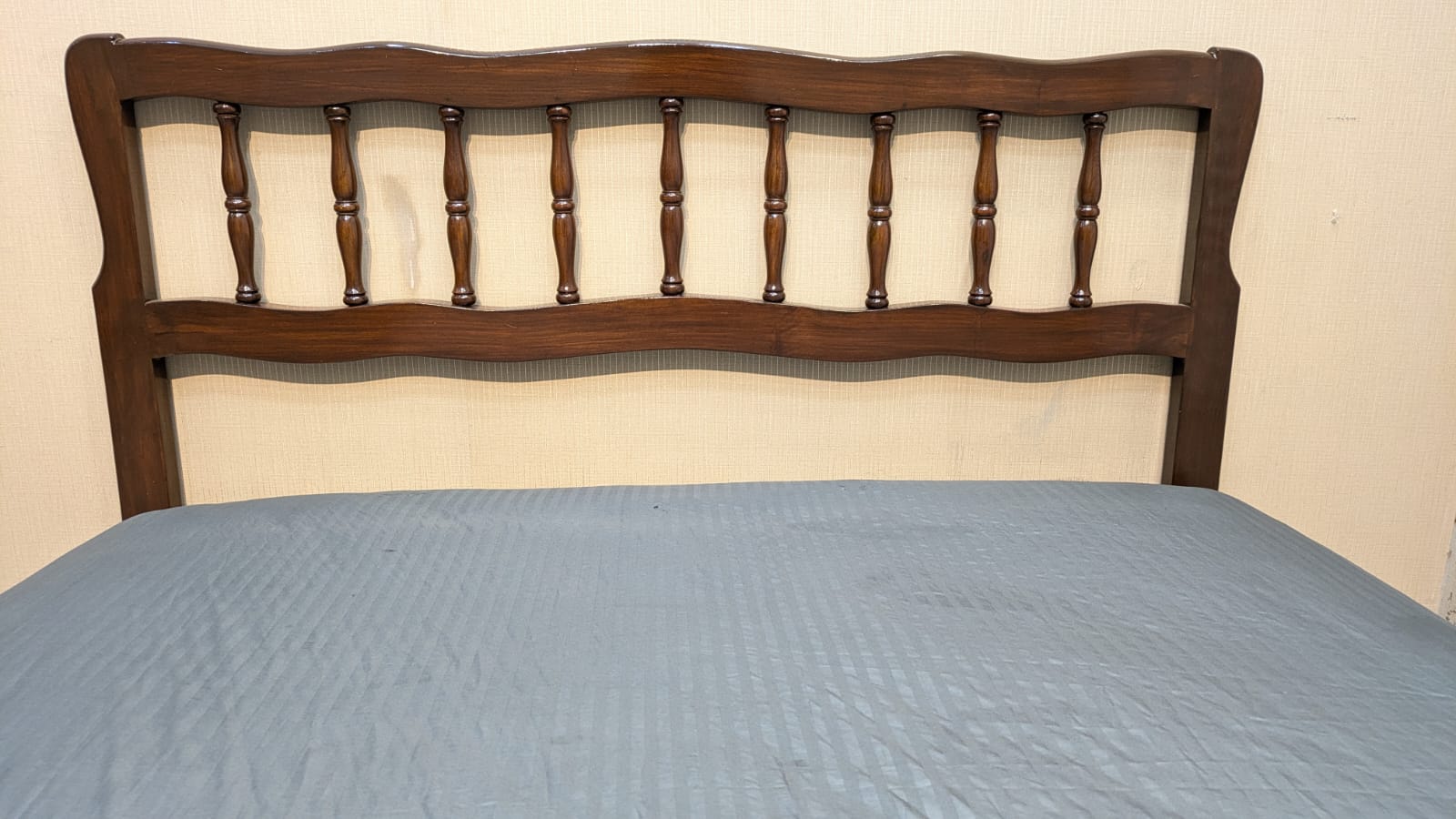 Queen Size Bed With Box Mattress and Spring Mattress
