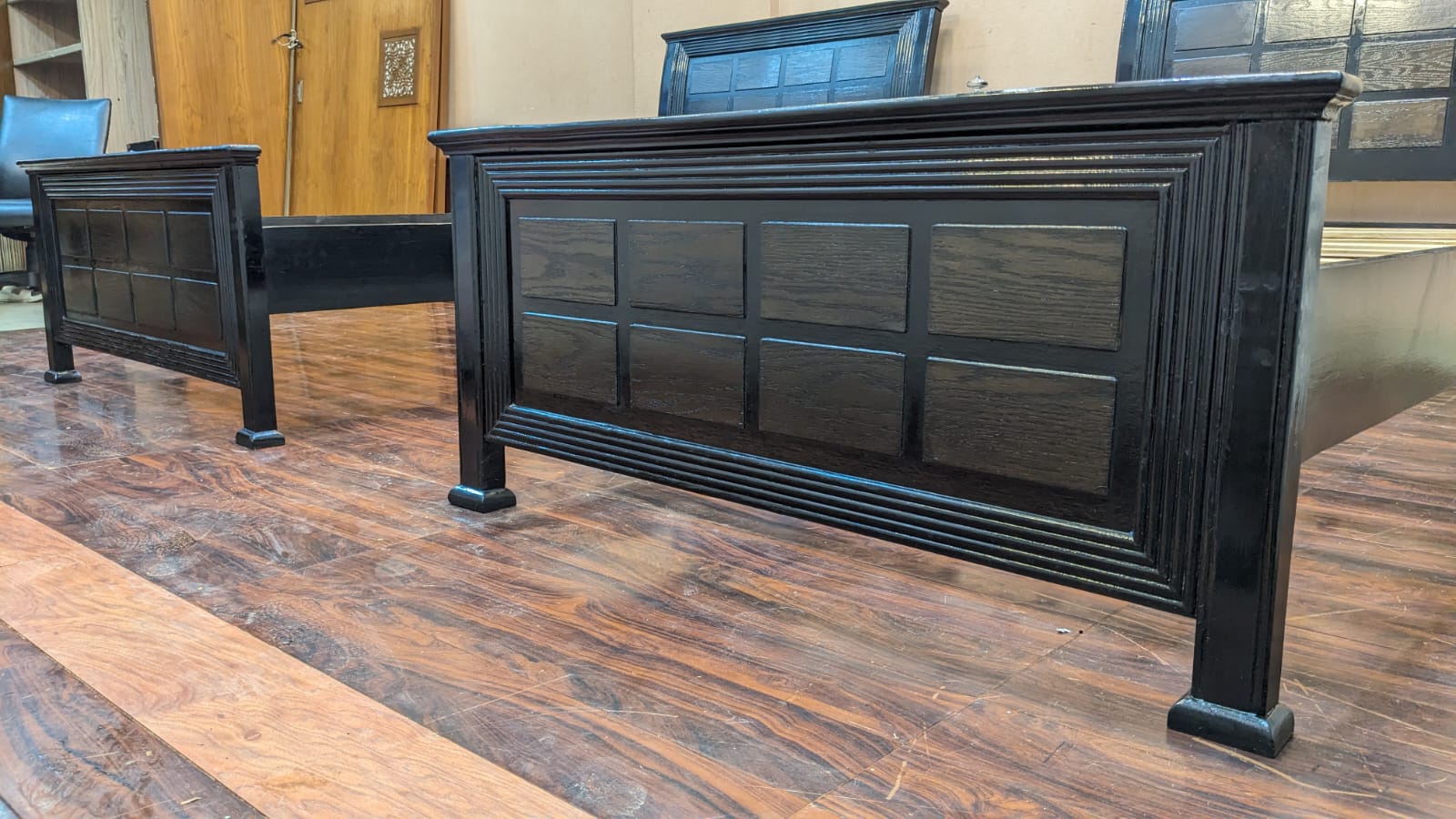 Pair of Single Bed with Shared Side Table