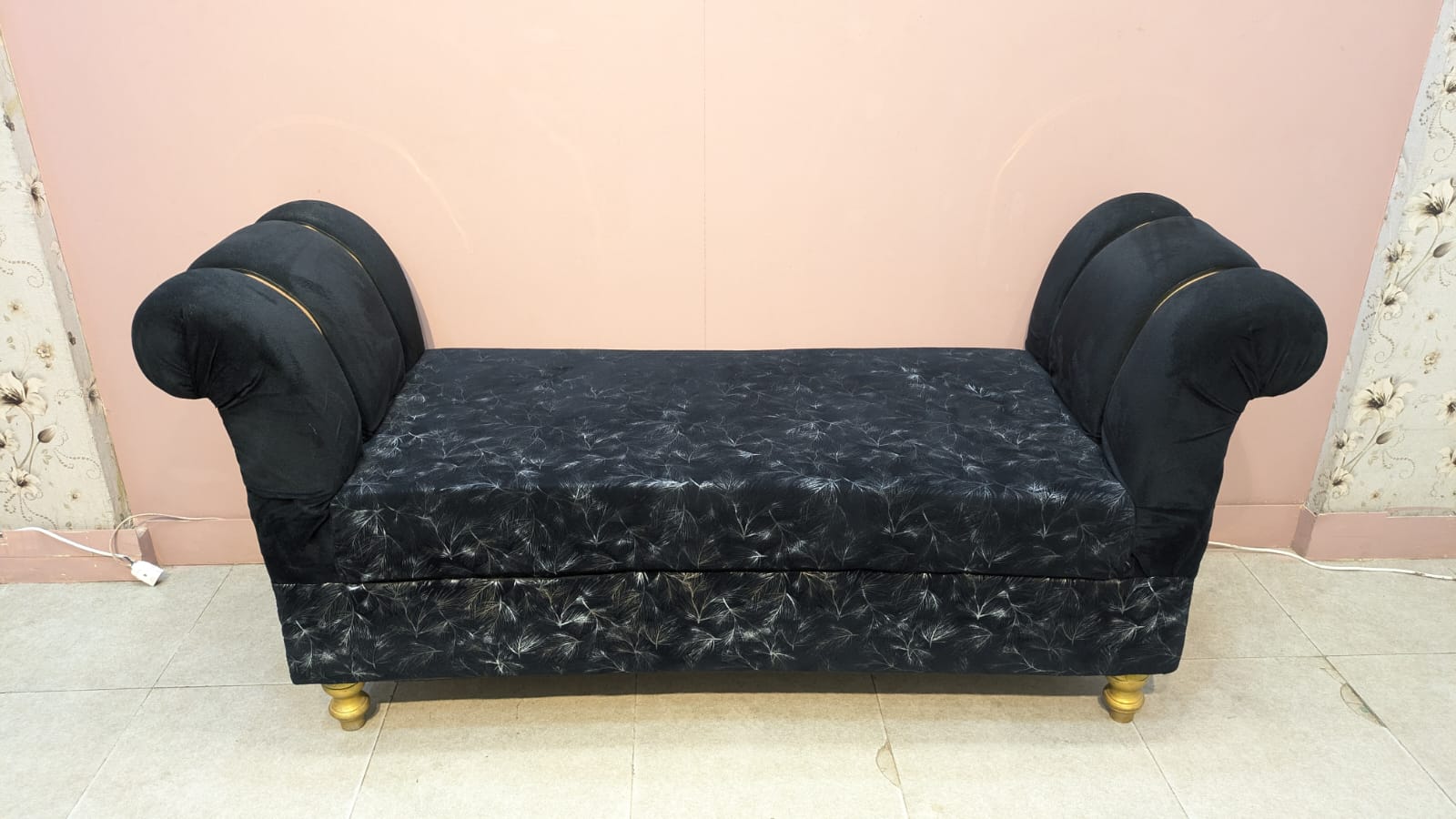 ELEGANT SETTEE WITH 2 MATCHING OTTOMANS