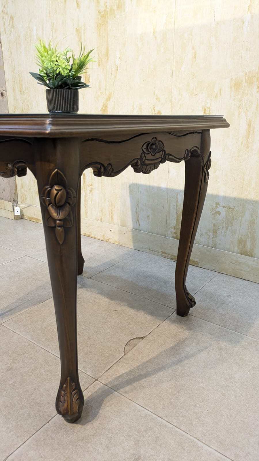 Corner table