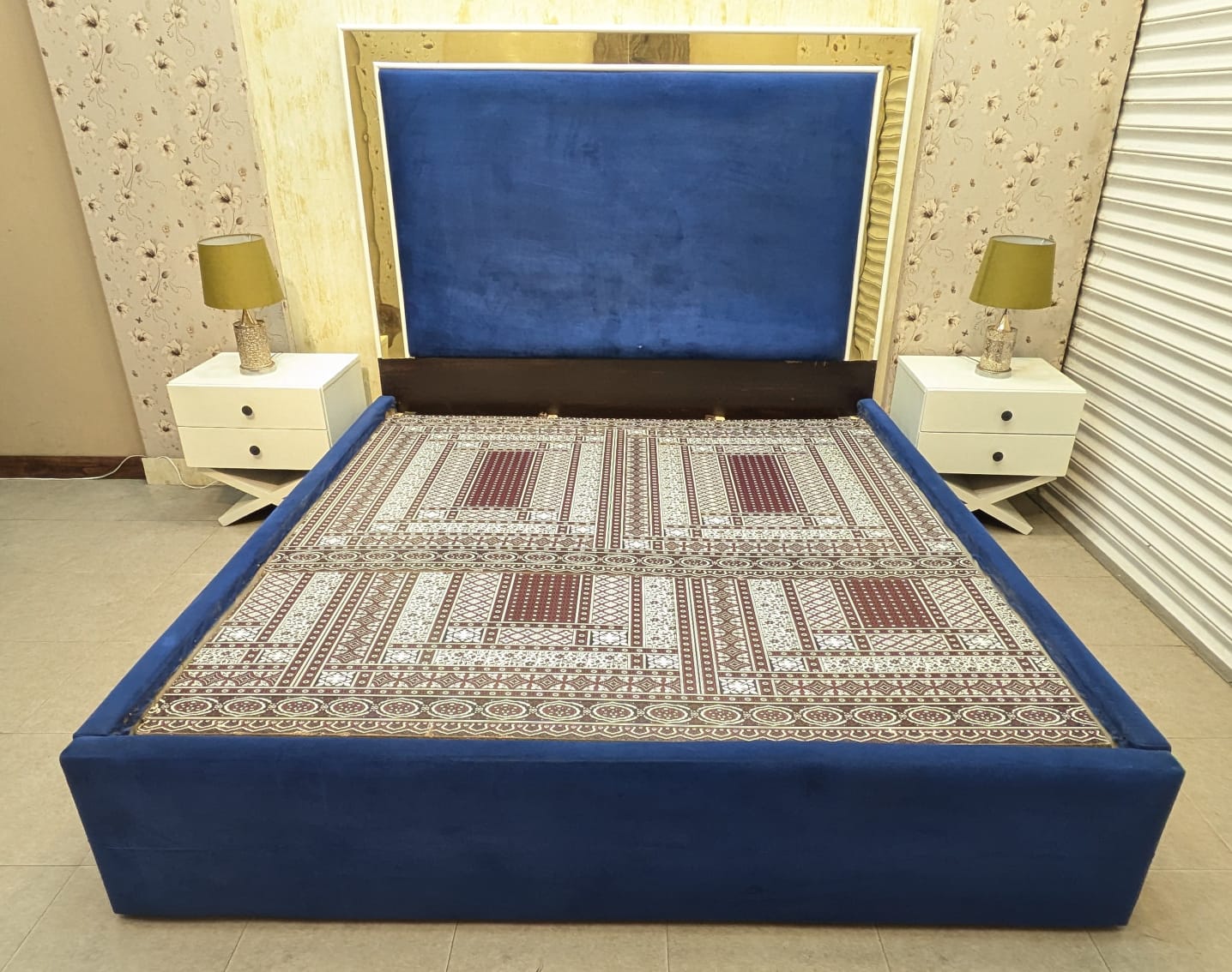 King Size Bed With 2 Side Tables