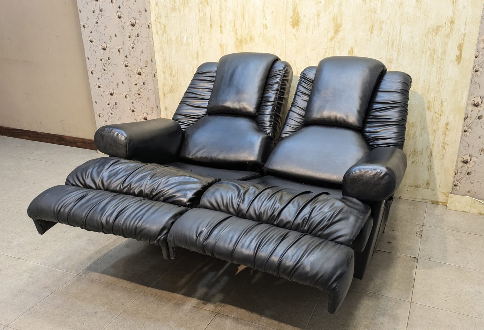 Super Comfortable 2-Seater Recliner Sofa