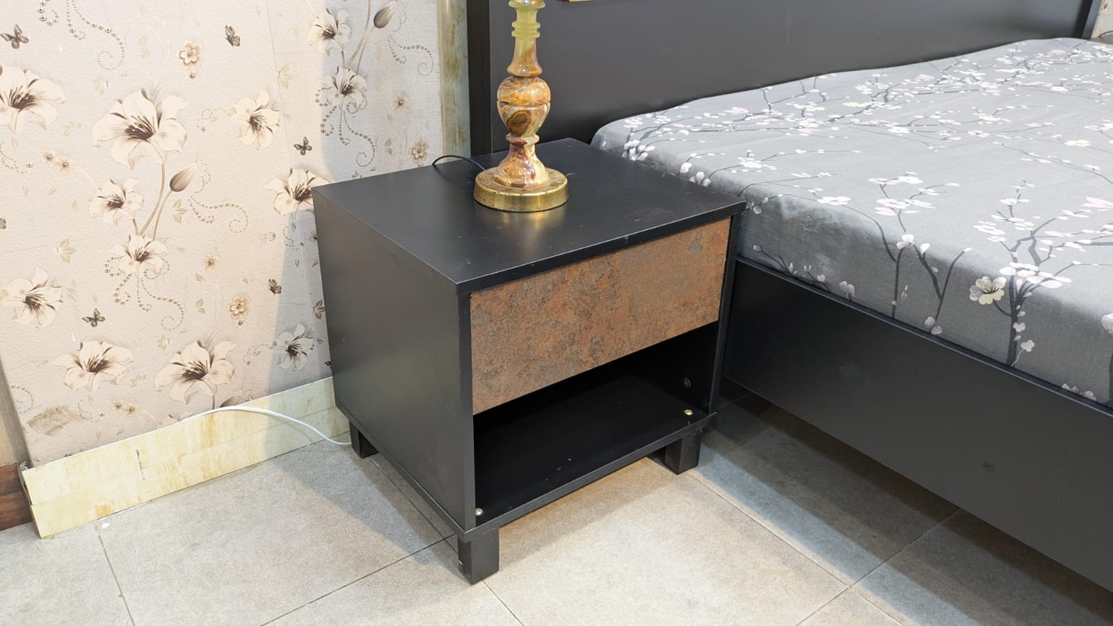 King Size Bed With 2 Side Table