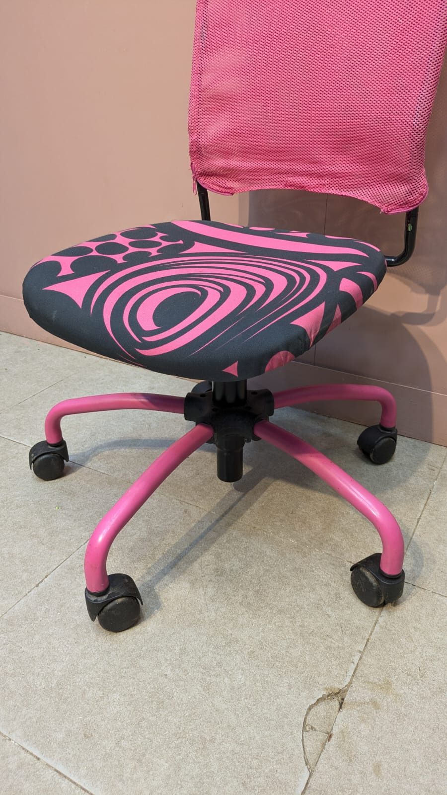 IMPORTED IKEA PINK SWIVEL CHAIR – STYLISH & COMFORTABLE!