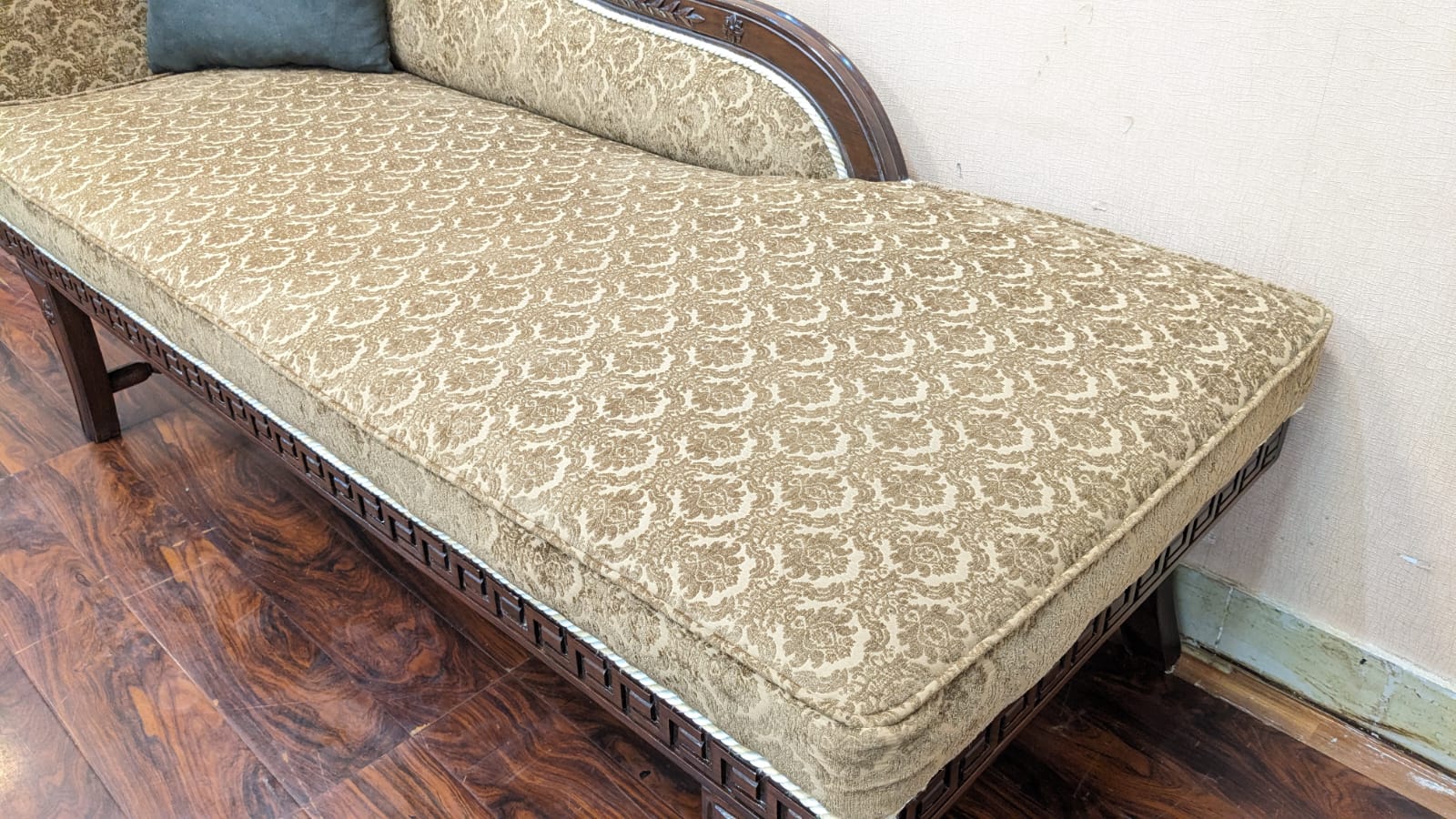Solid Sheesham Wood 2.5 Seater Diwan