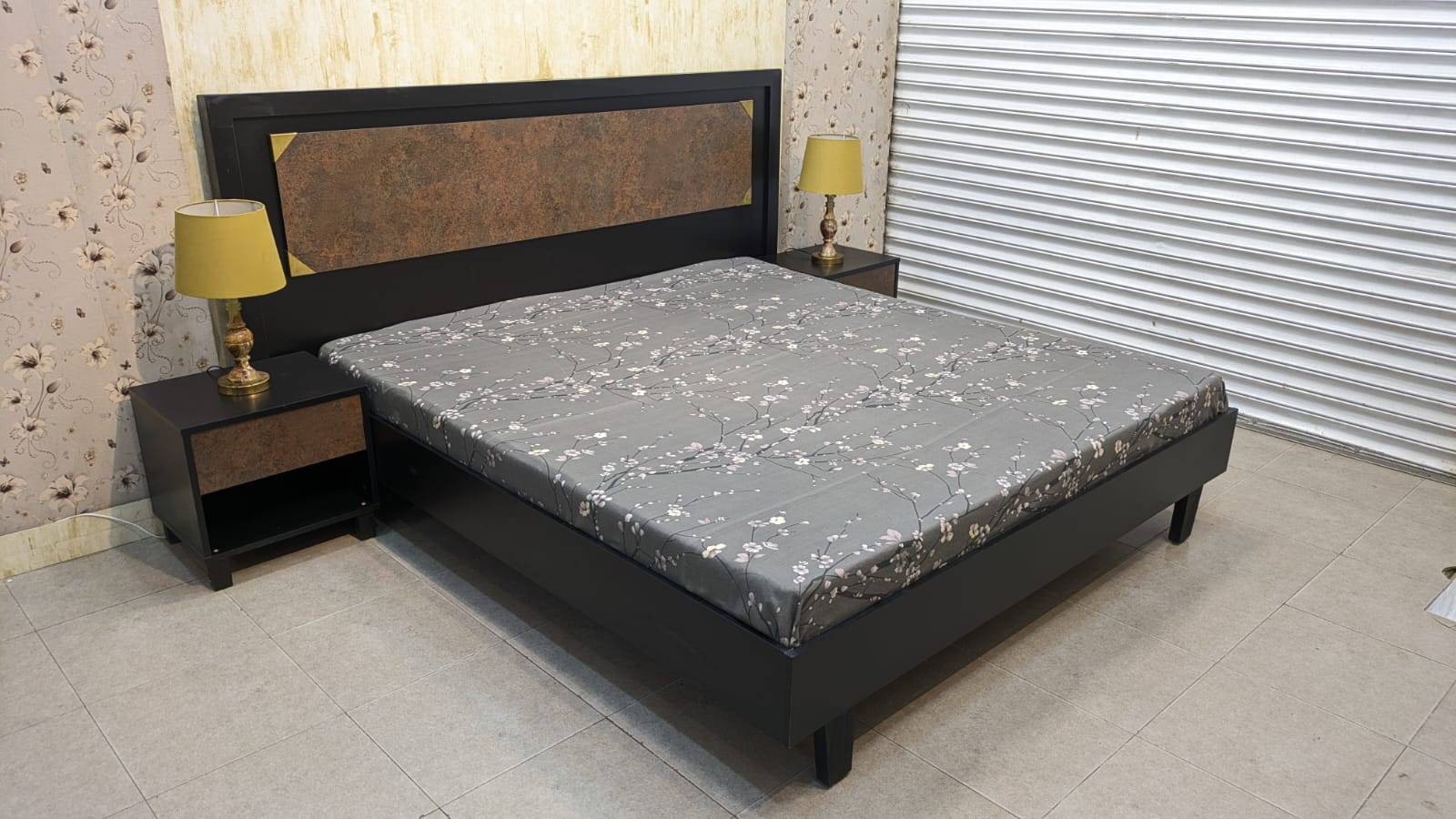 King Size Bed With 2 Side Table