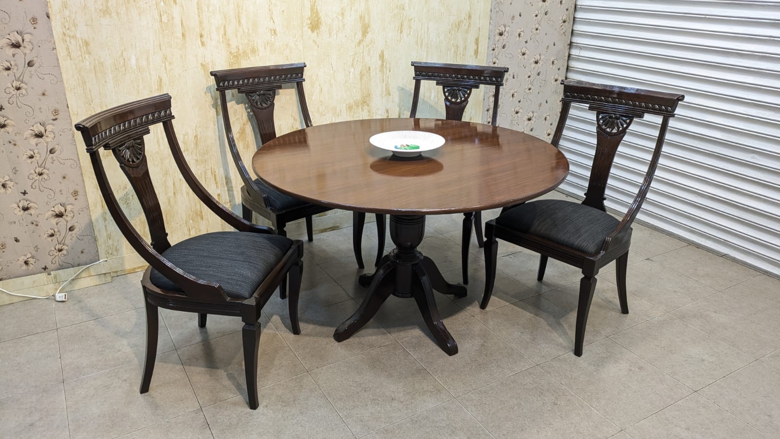 Round Shape 5 Seater Dining Table