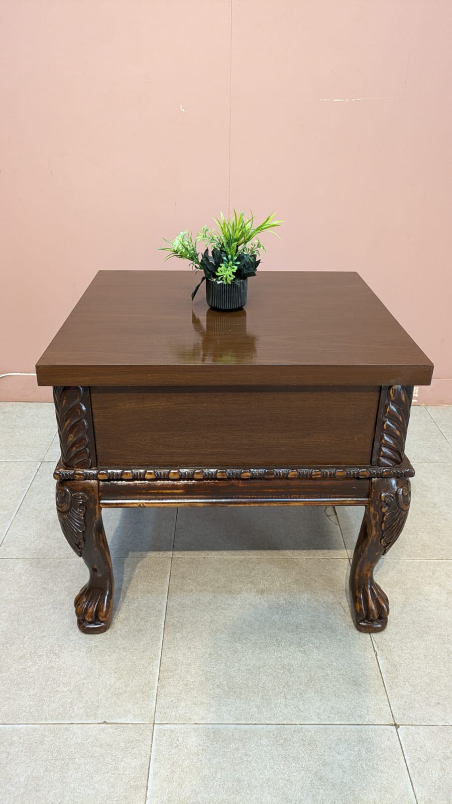 Corner table