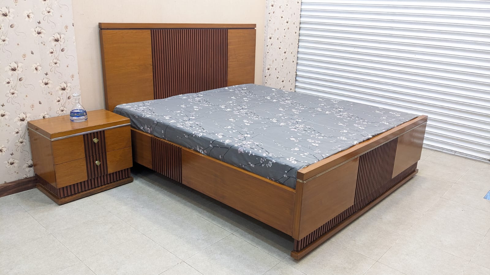King Size Bed with 1 Side Table