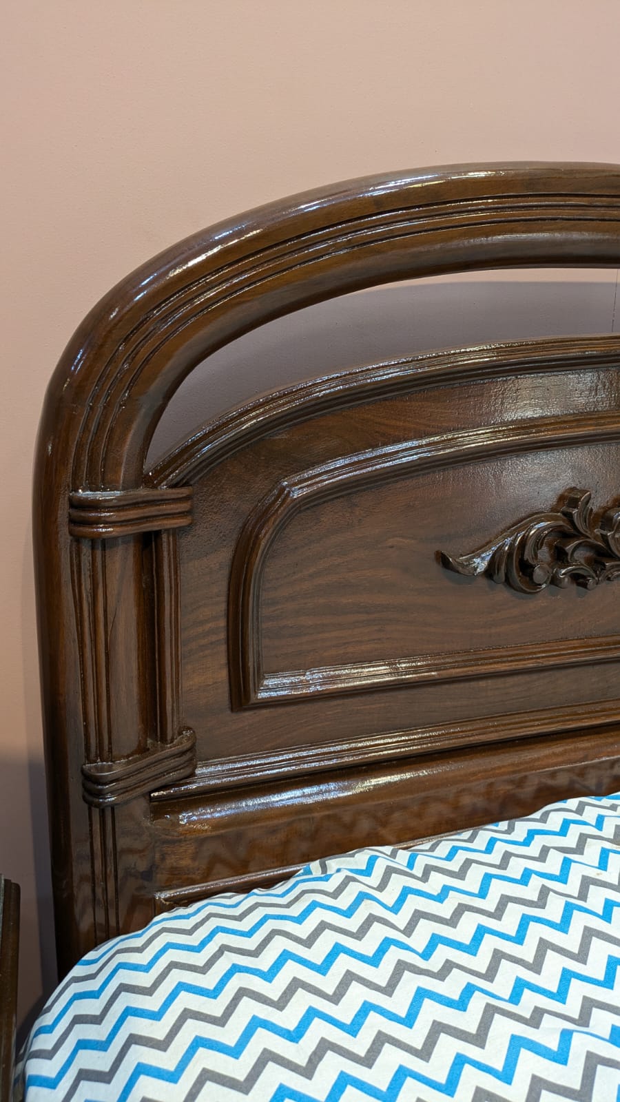 Single bed with 1 side table