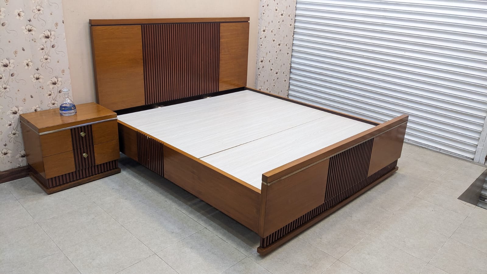 King Size Bed with 1 Side Table