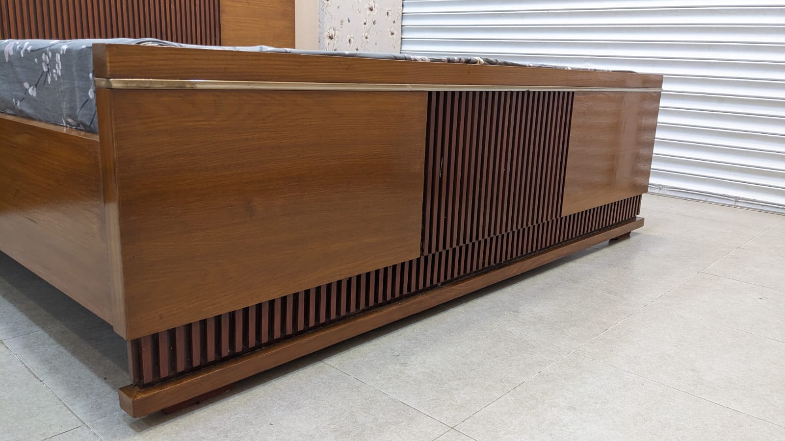 King Size Bed with 1 Side Table