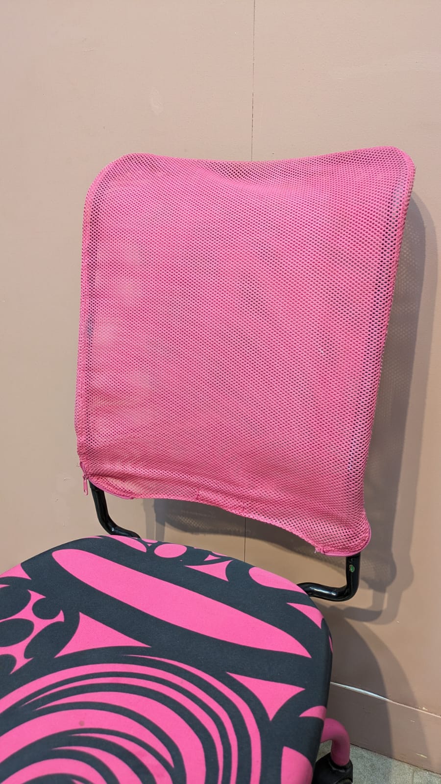 IMPORTED IKEA PINK SWIVEL CHAIR – STYLISH & COMFORTABLE!