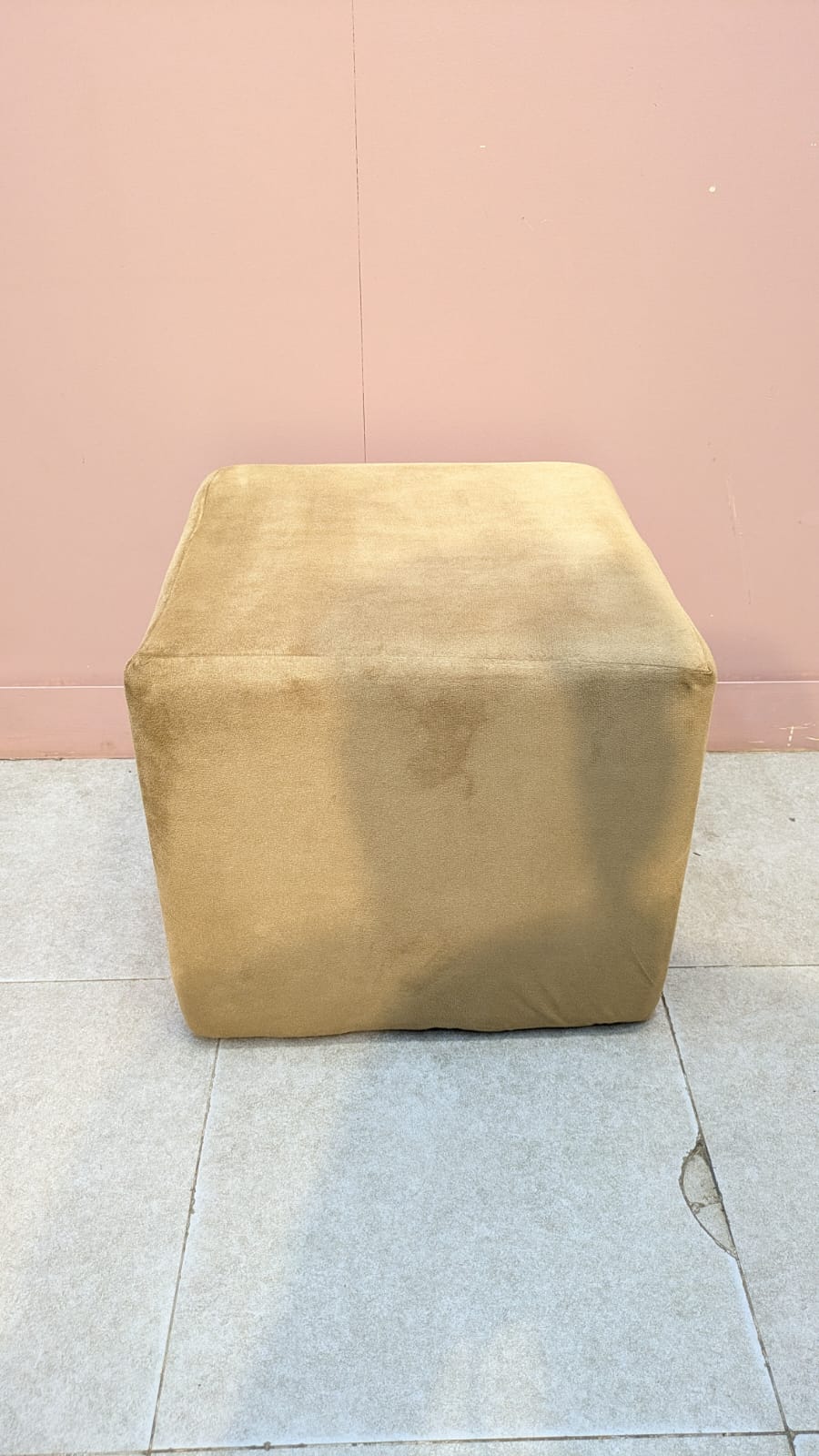 ELEGANT CENTER TABLE WITH 4 CUSHIONED STOOLS