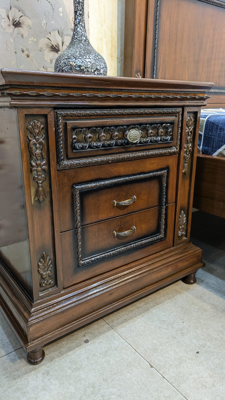 King Size Bed With 1 Side Table