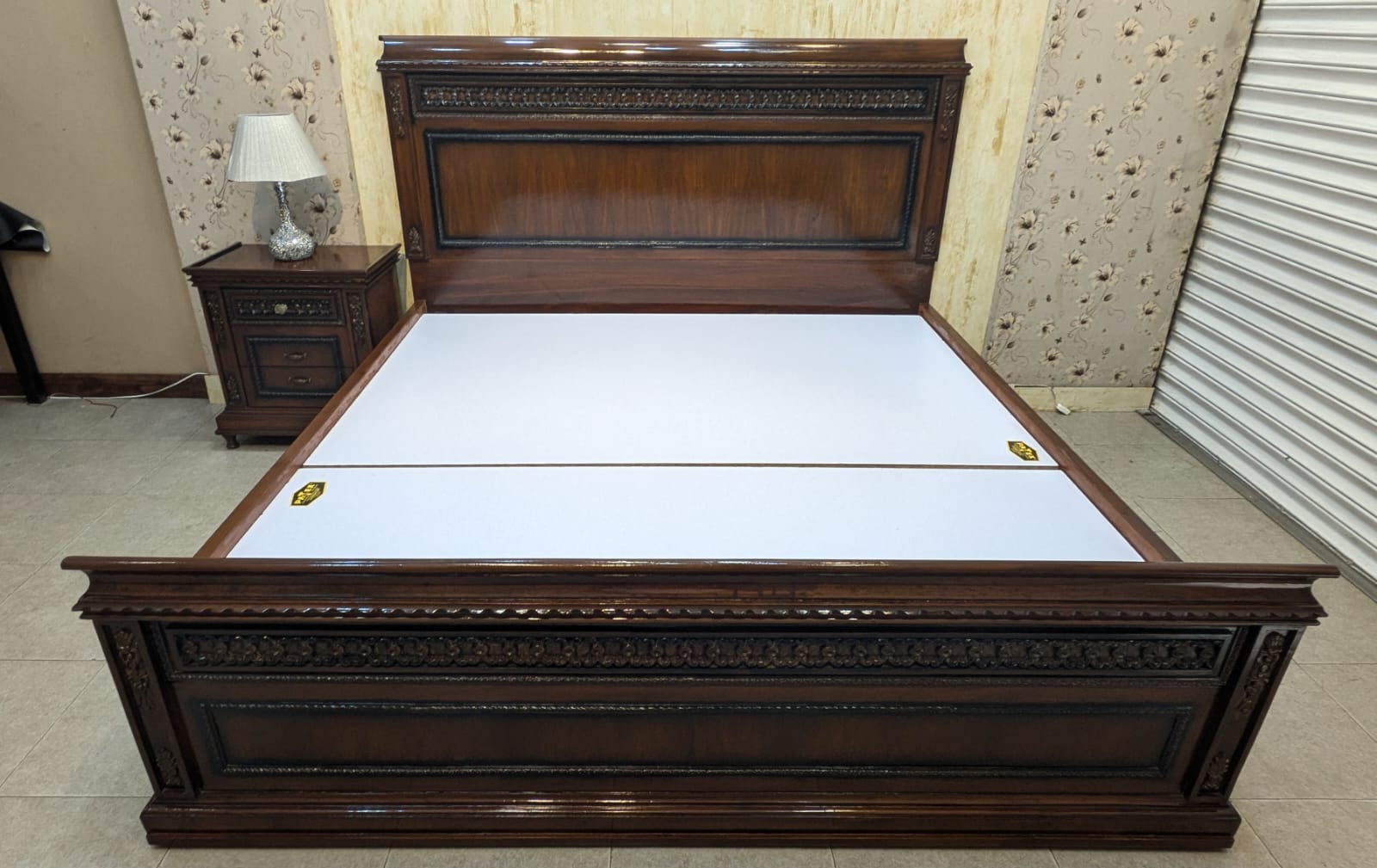 King Size Bed With 1 Side Table