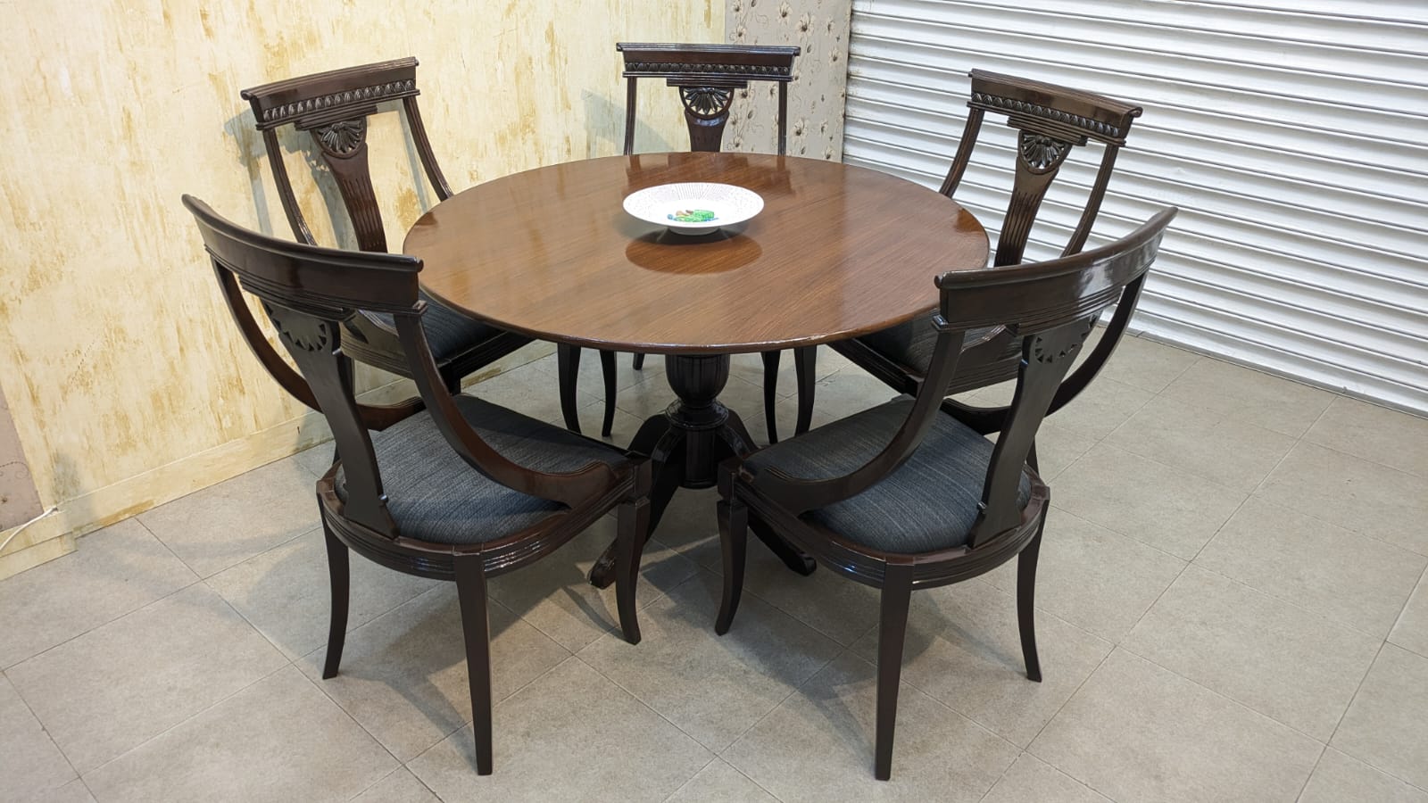 Round Shape 5 Seater Dining Table
