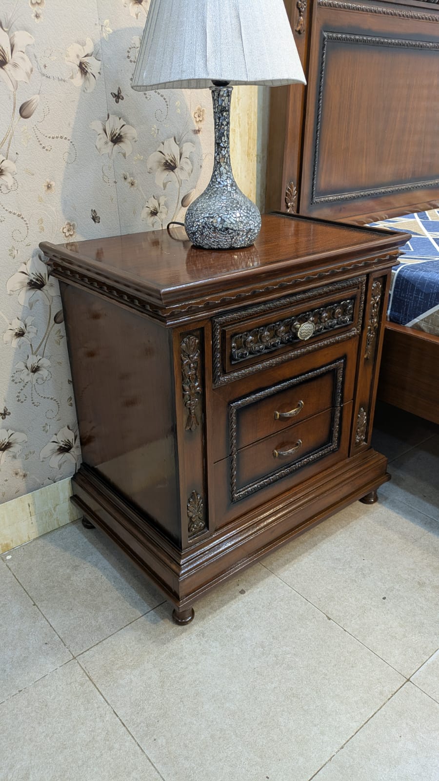 King Size Bed With 1 Side Table