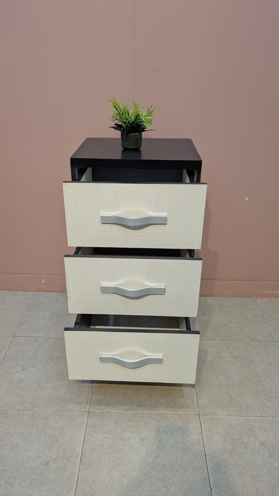 MODERN 3-DRAWER CHEST OF DRAWERS
