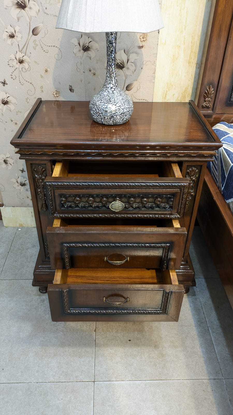 King Size Bed With 1 Side Table