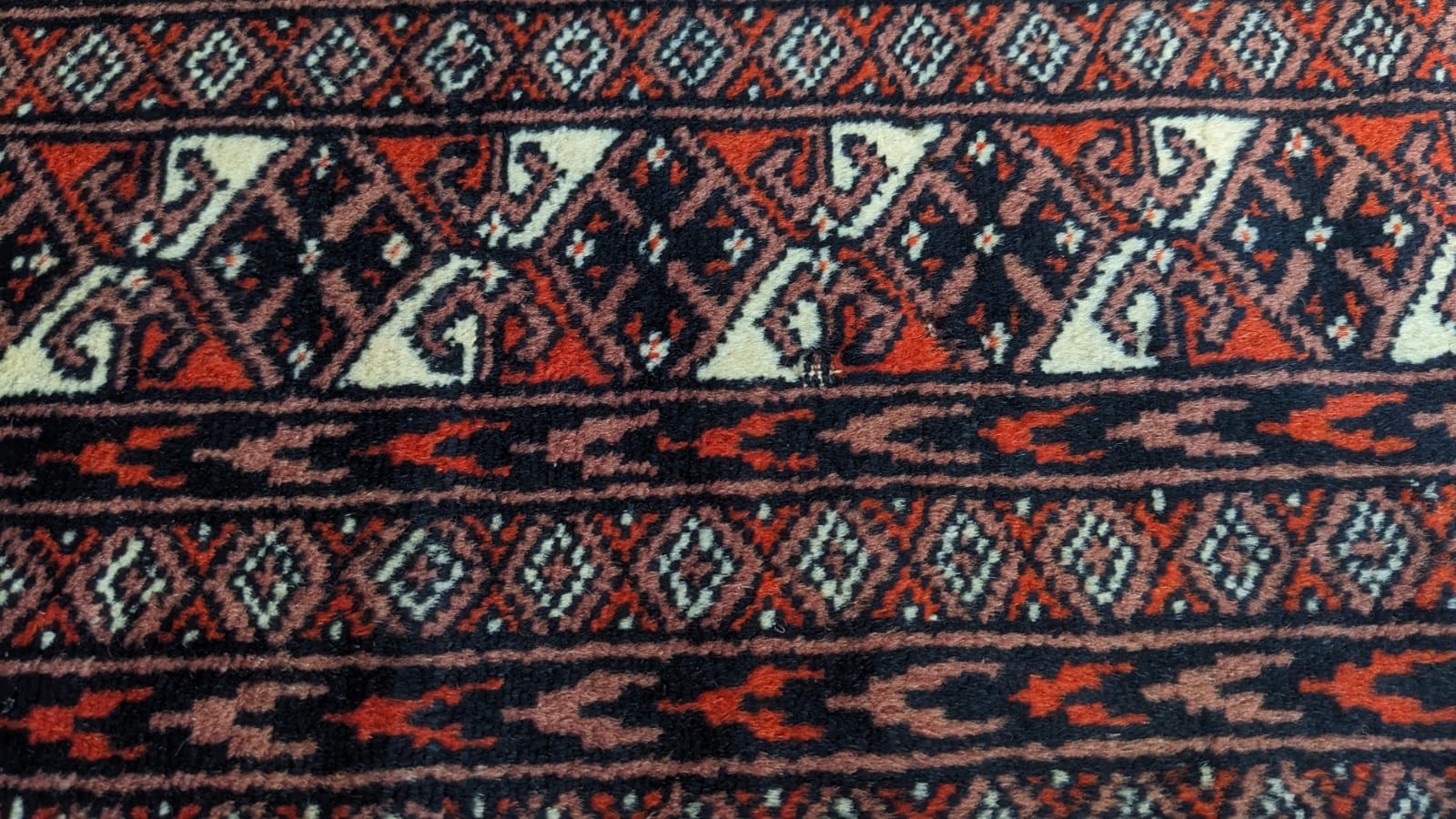 Vintage Sarook Hand Knotted Rug