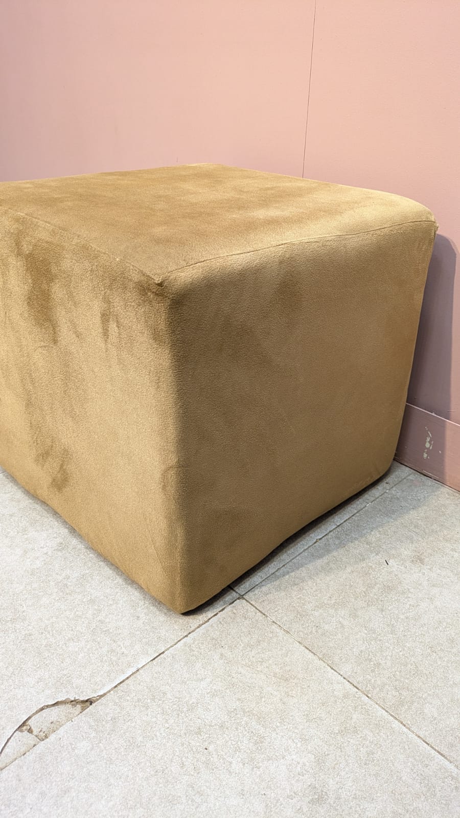 ELEGANT CENTER TABLE WITH 4 CUSHIONED STOOLS