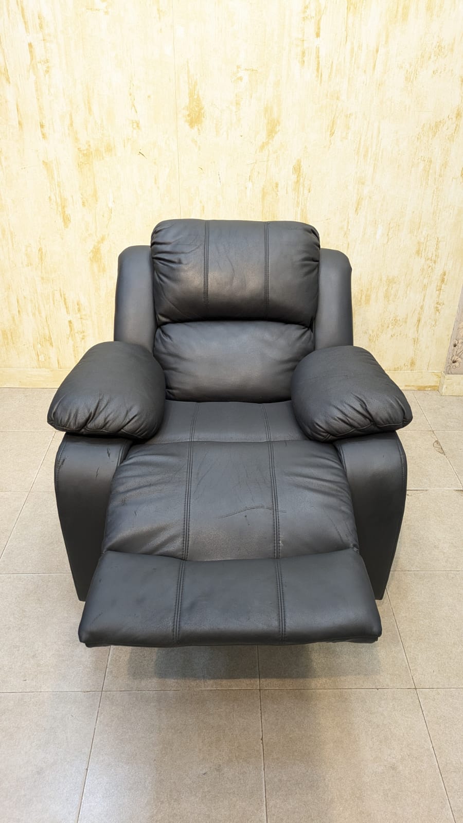 SUPER COMFORTABLE SKIN CONTACT LEATHER RECLINER
