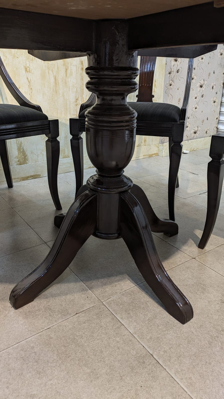 Round Shape 5 Seater Dining Table