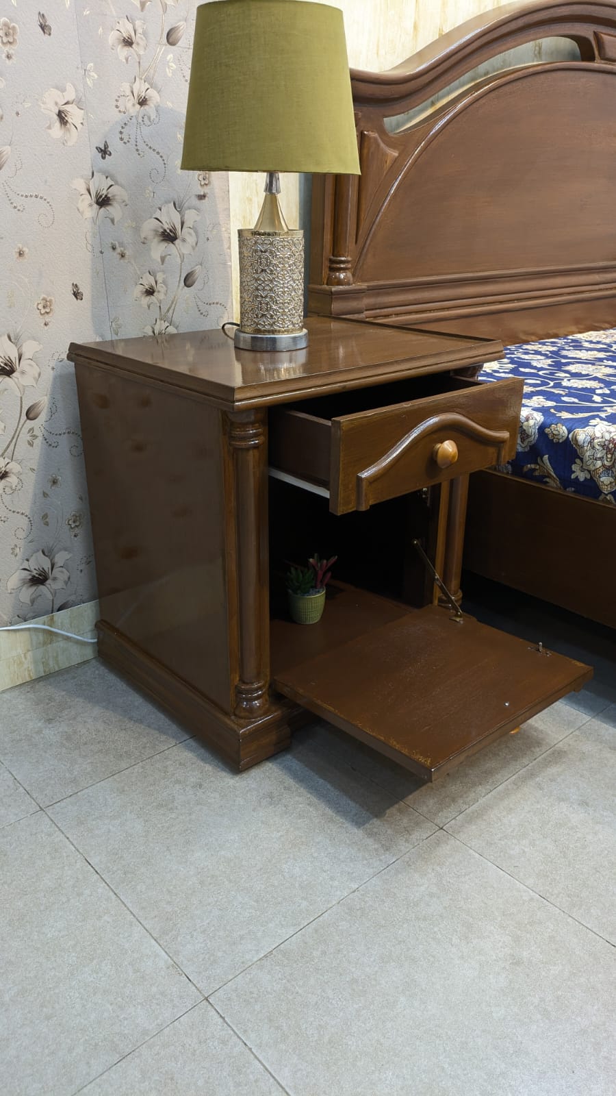 King Size Bed With 2 Side Tables