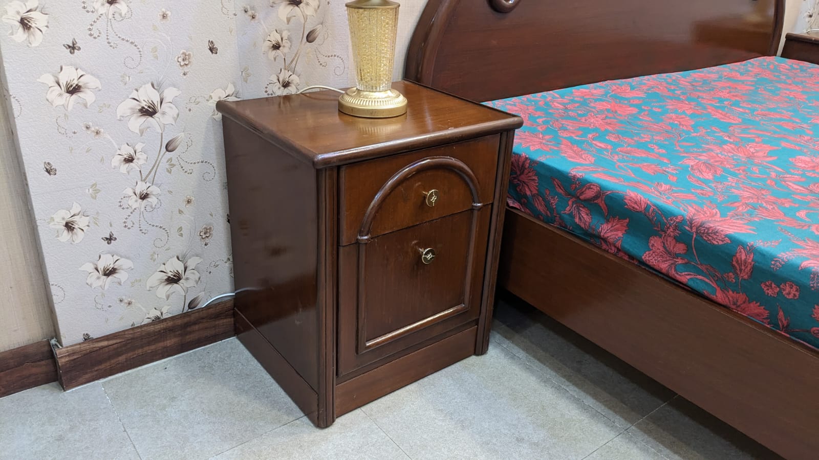 King Size Bed With 2 Side Tables