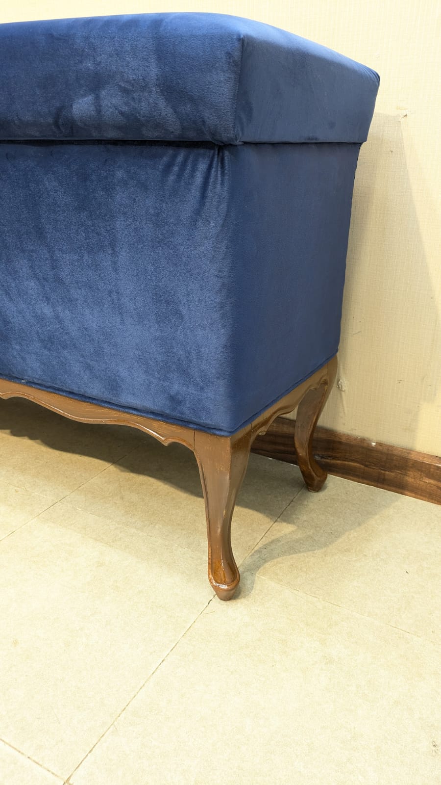 2 Seater Seattee with 4 Stools Or Pedicure Set