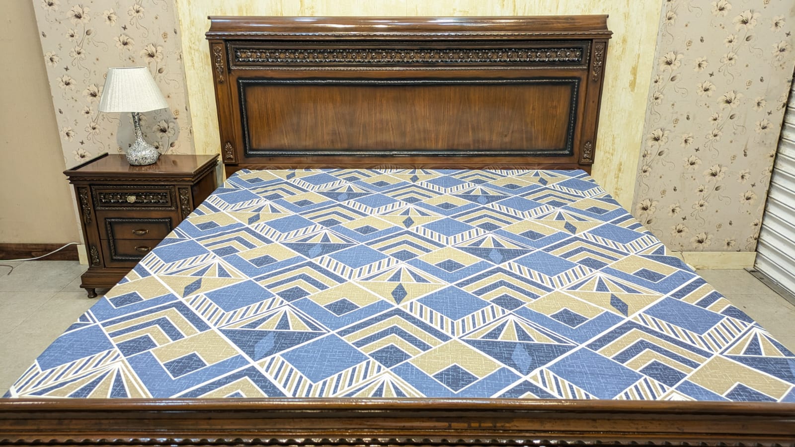 King Size Bed With 1 Side Table