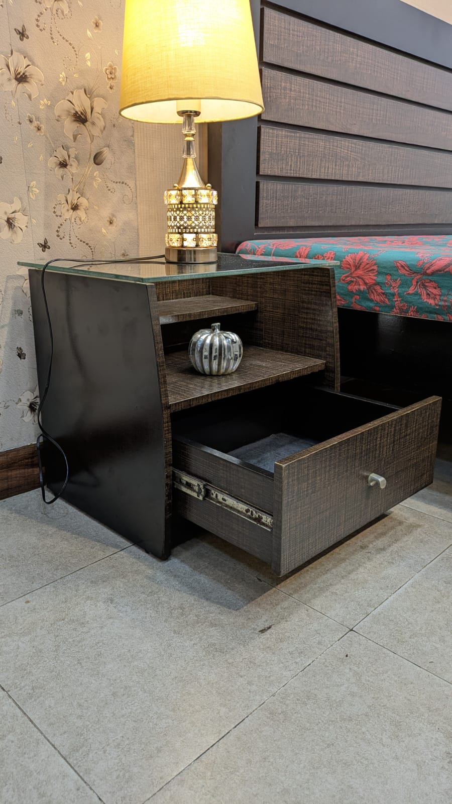 King Size Bed With 1 Side Table