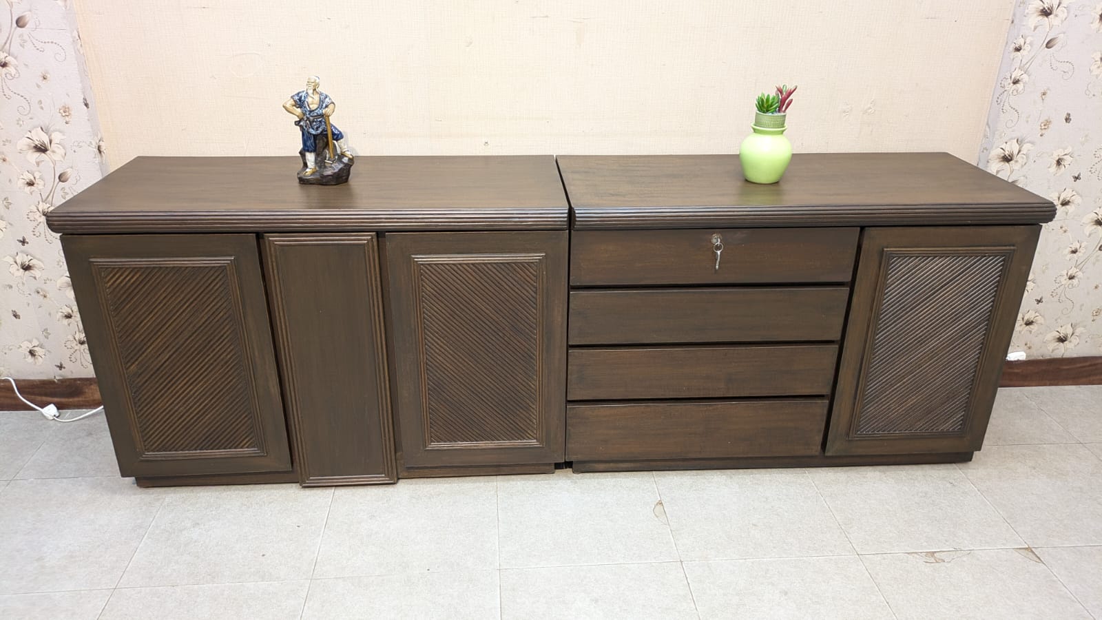 Elegant Design Sideboard