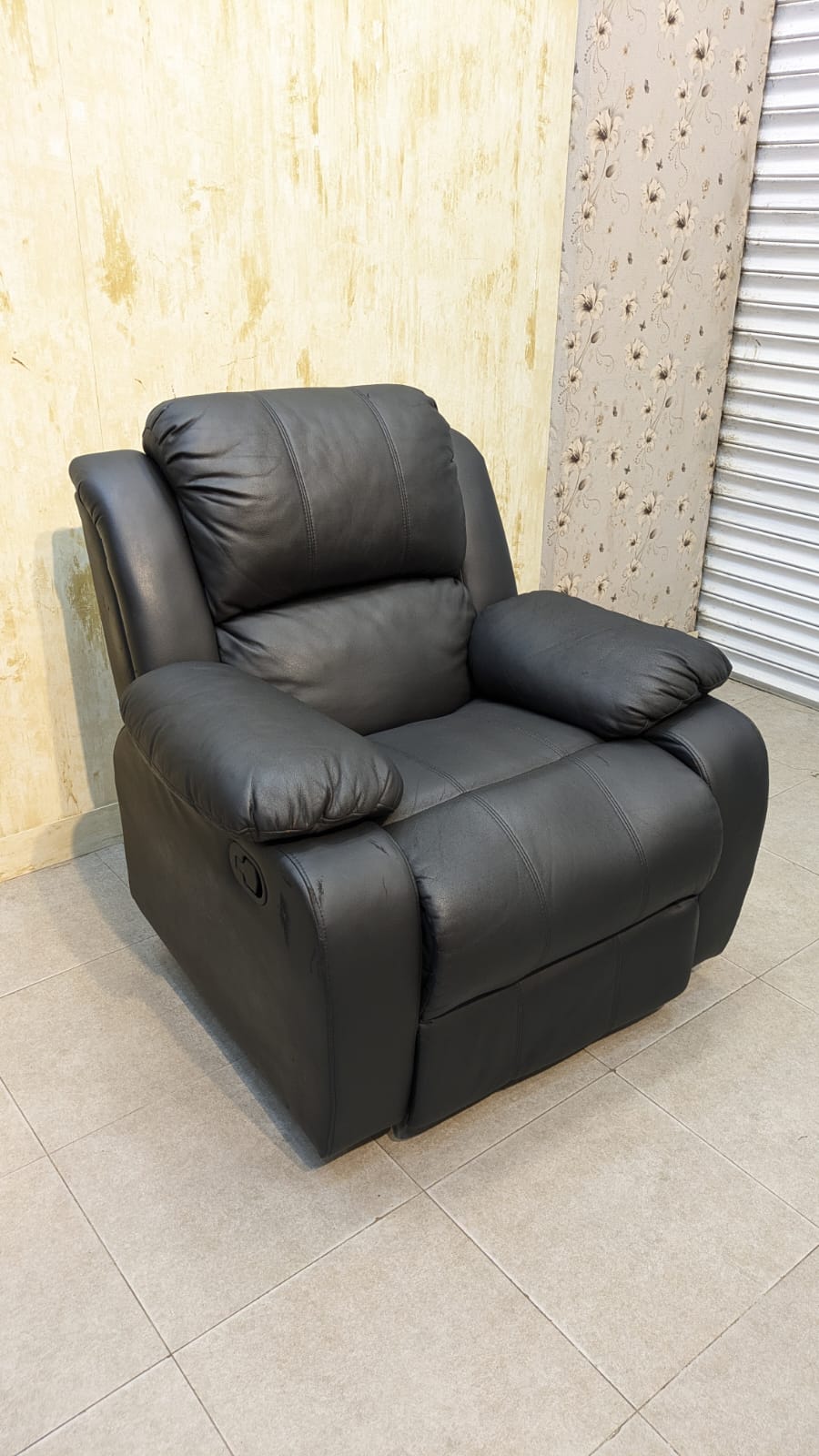SUPER COMFORTABLE SKIN CONTACT LEATHER RECLINER