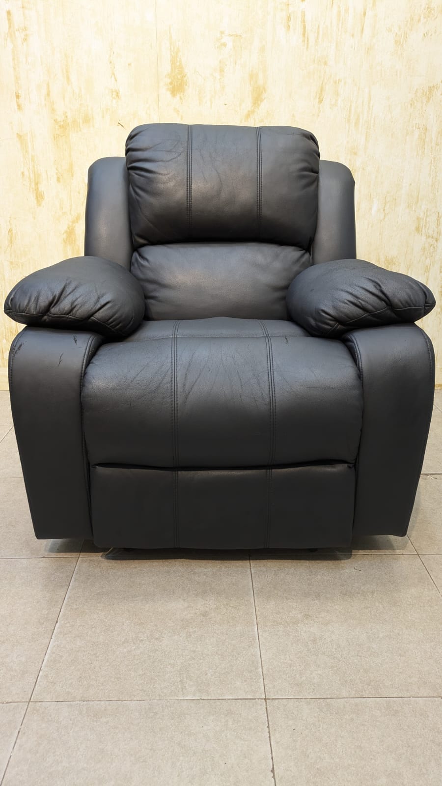 SUPER COMFORTABLE SKIN CONTACT LEATHER RECLINER