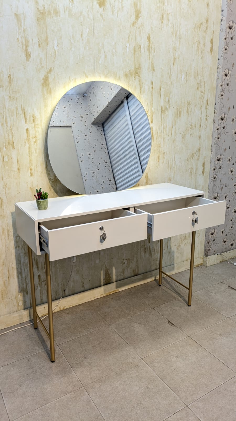 ✨ Elegant Console with Wall-Mounted Mirror ✨