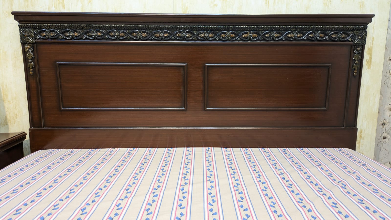 Elegant Sheesham Wood king Size Bed with 1 side table