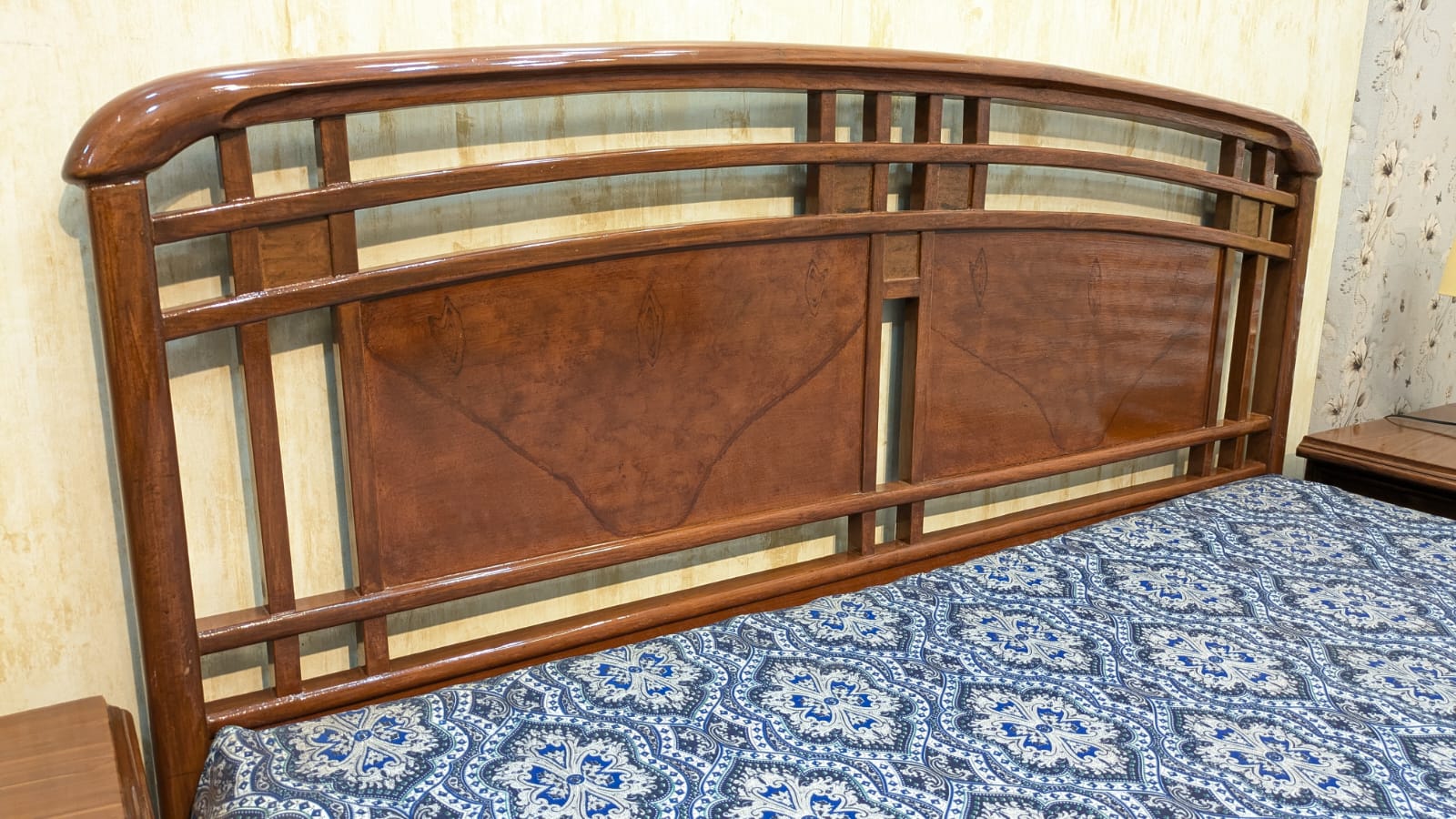 King Size Bed With 2 Side Tables