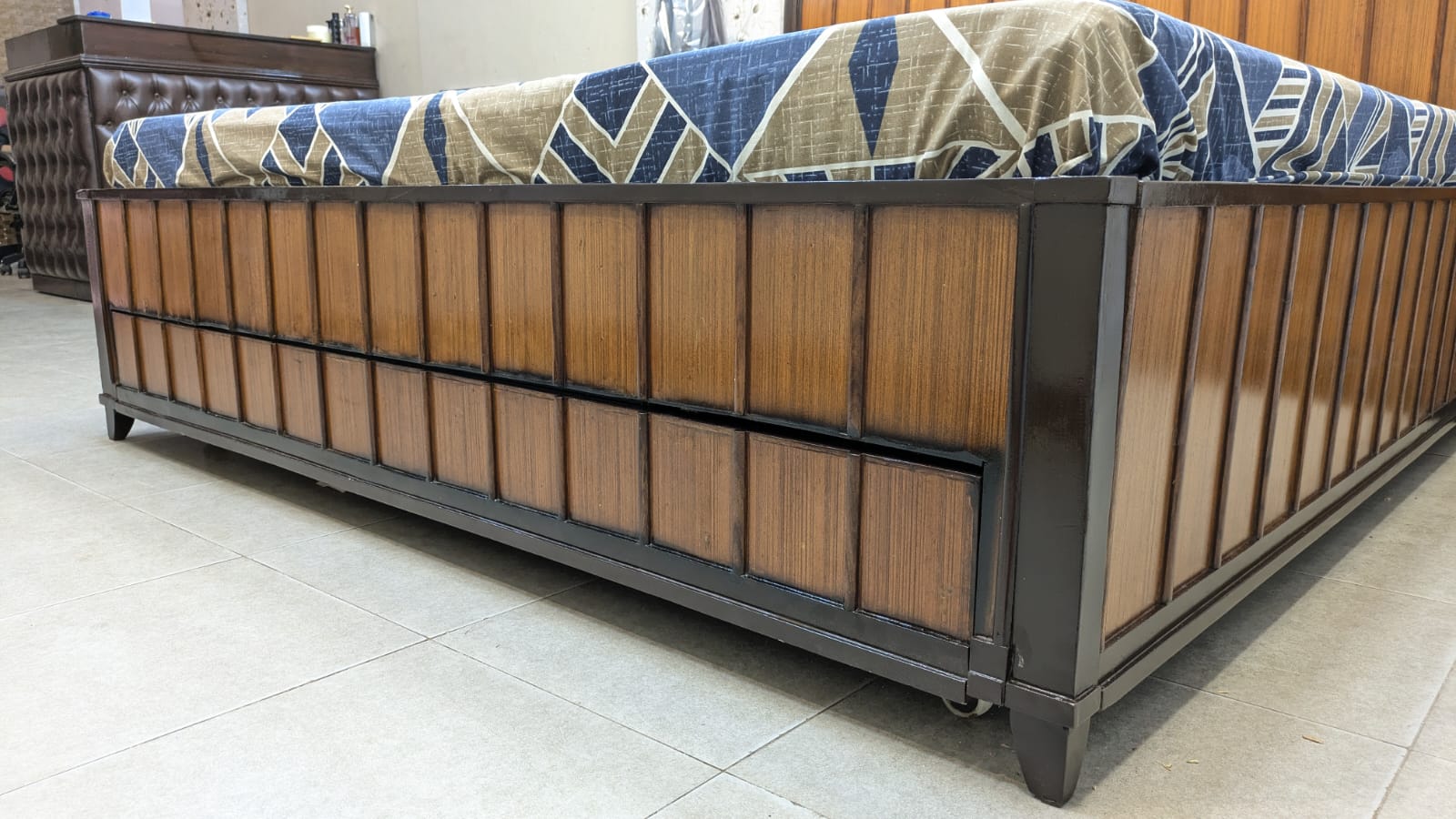 ELEGANT KING SIZE BED WITH 2 SIDE TABLES – STYLE MEETS SMART STORAGE!